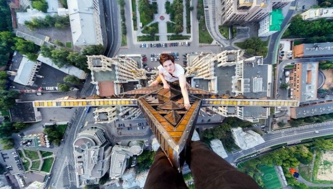 Amazing pictures capture student's daring climb to top of skyscraper using only a rope